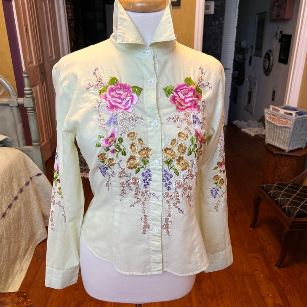 Cake Embroidered Shirt Size XS